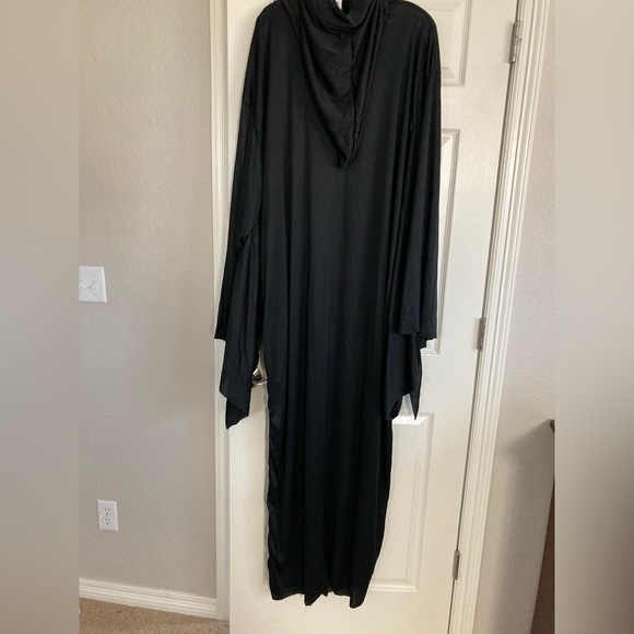 Halloween costume: Black robe with hood - Picture 2 of 2
